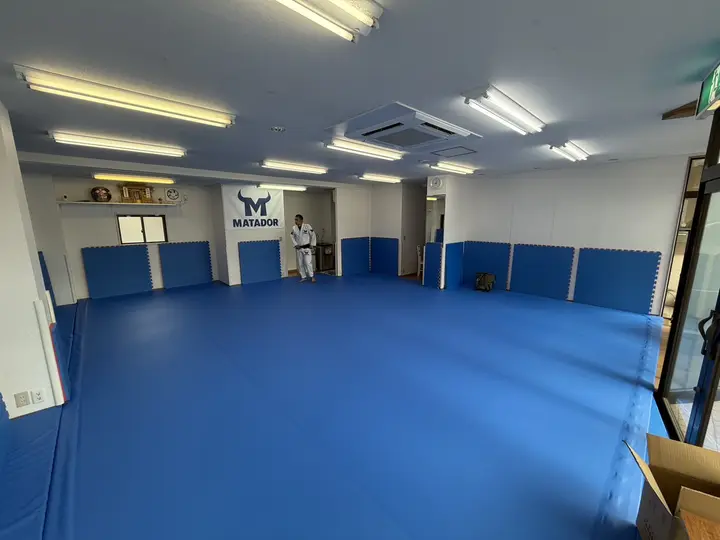 マタドール柔術 勝田台の店内（青いマットを敷いた練習スペース）